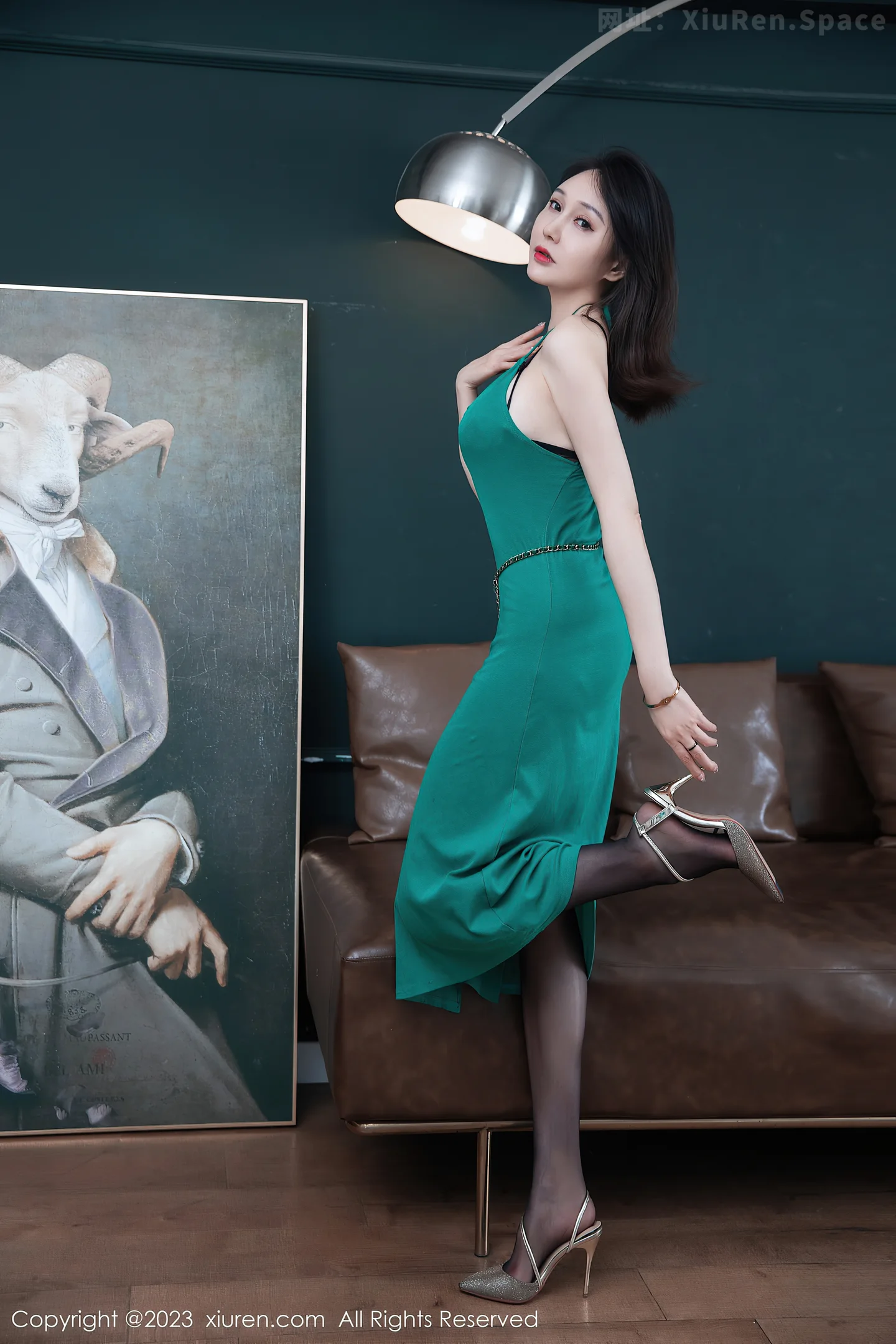 图片[2]-[XiuRen秀人网]VOL.7259 新人模特吴紫熙Fanny性感墨绿连衣长裙露黑色蕾丝内衣诱惑写真56P-秀人网官方网站